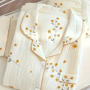 Cozy Daisy Print Pajama Set for Women