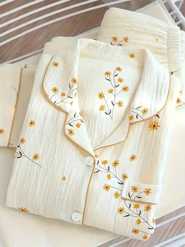 Cozy Daisy Print Pajama Set for Women